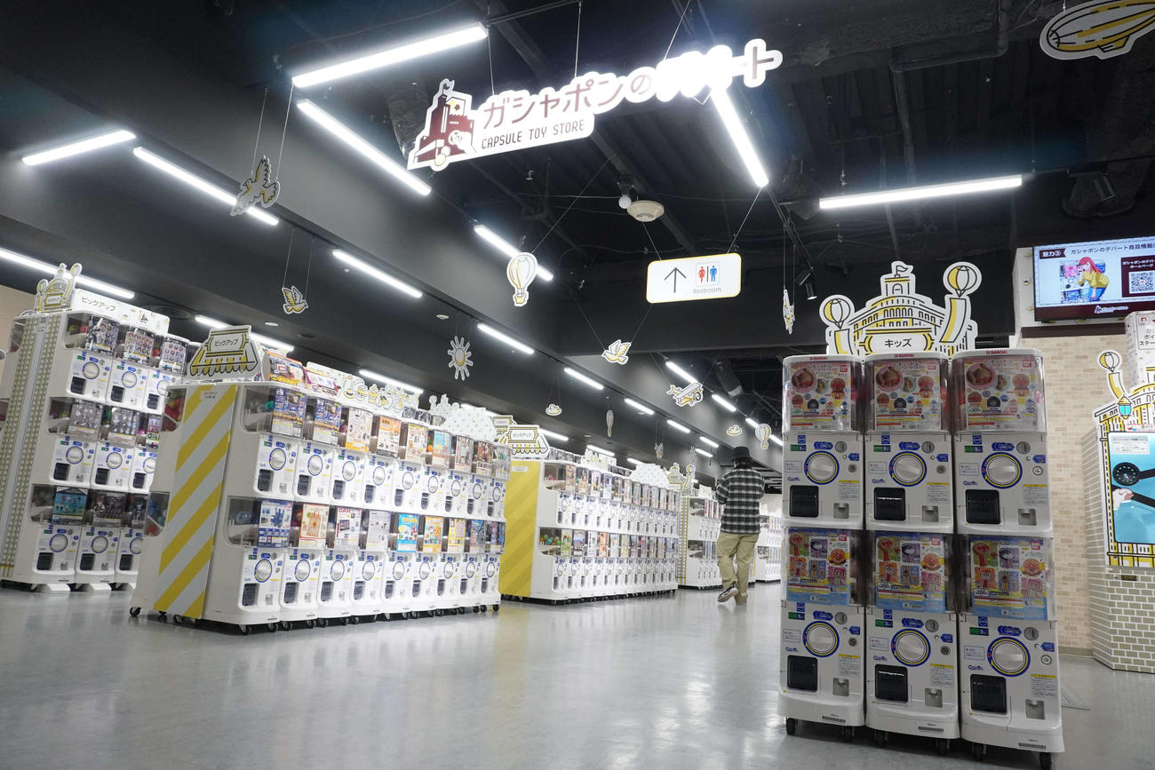 カプセルトイ専門店「ガシャポンのデパート池袋総本店」の様子