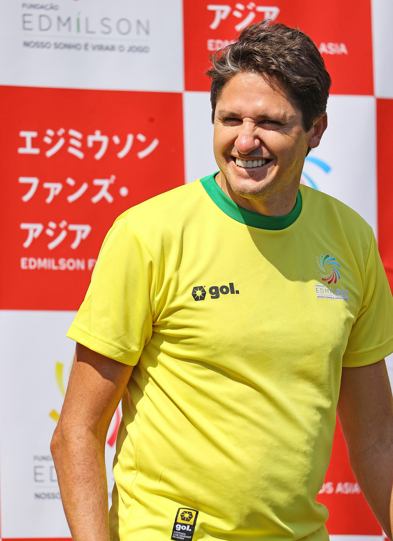 「エジミウソンファンズ・アジア」のサッカー教室で笑顔を見せるエジミウソン氏（撮影・垰建太）