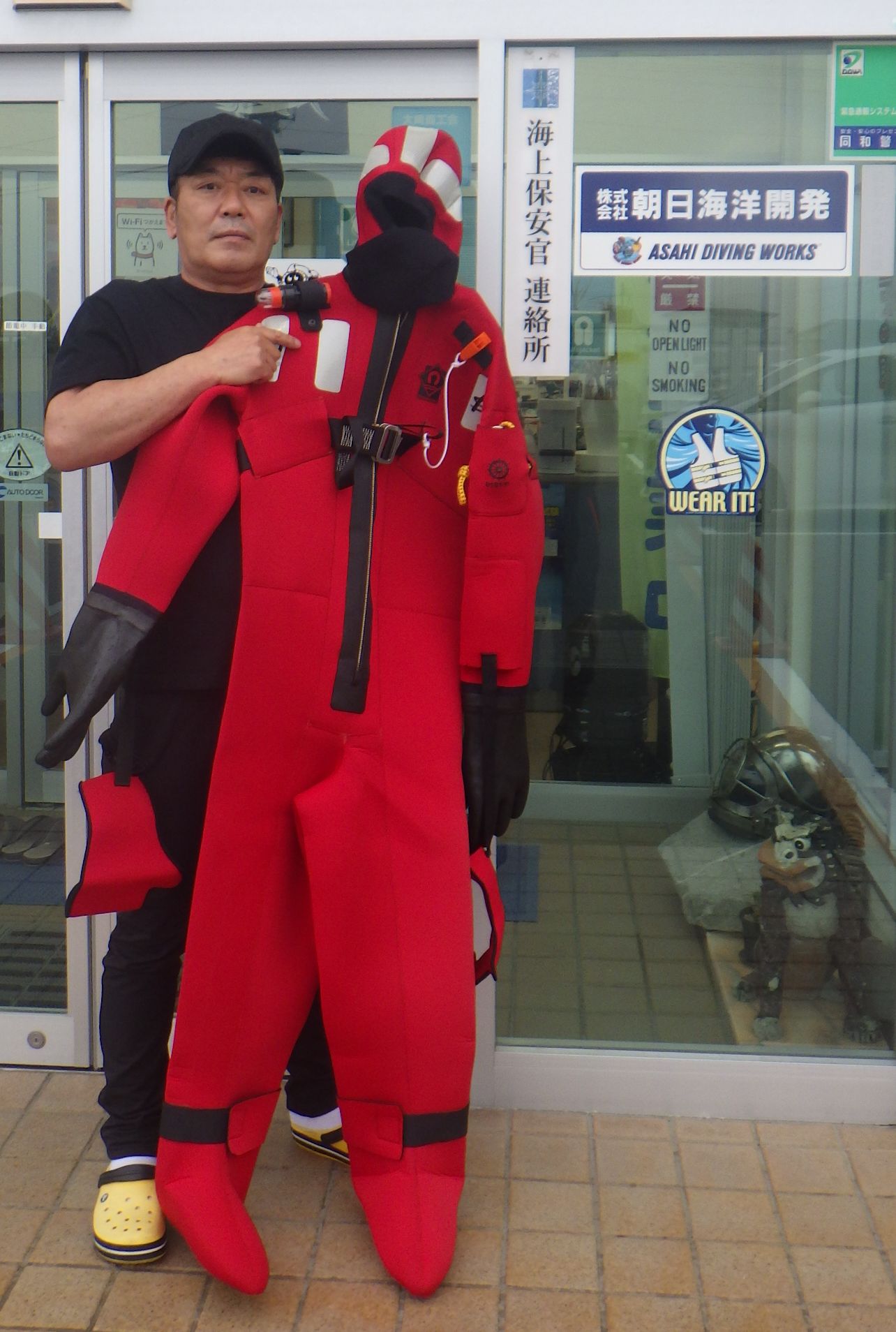 寒冷地の海でも体温を保持できて海面で浮くことのできるイマーションスーツを持つ安倍淳さん（安倍淳さん提供）