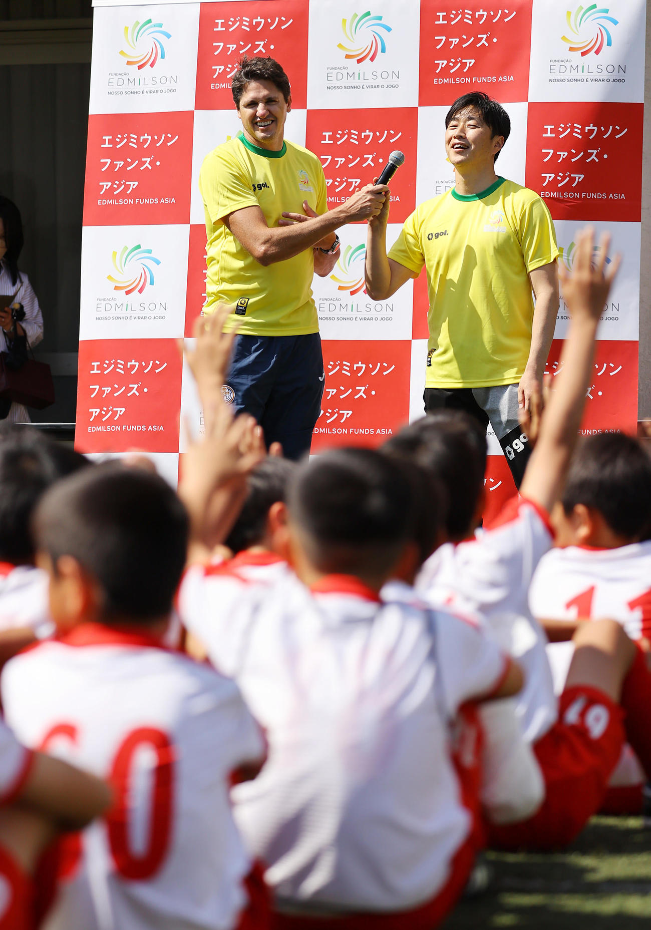 「エジミウソン　ファンズ・アジア」のサッカー教室で笑顔を見せるエジミウソン氏（左）と林氏（撮影・垰建太）