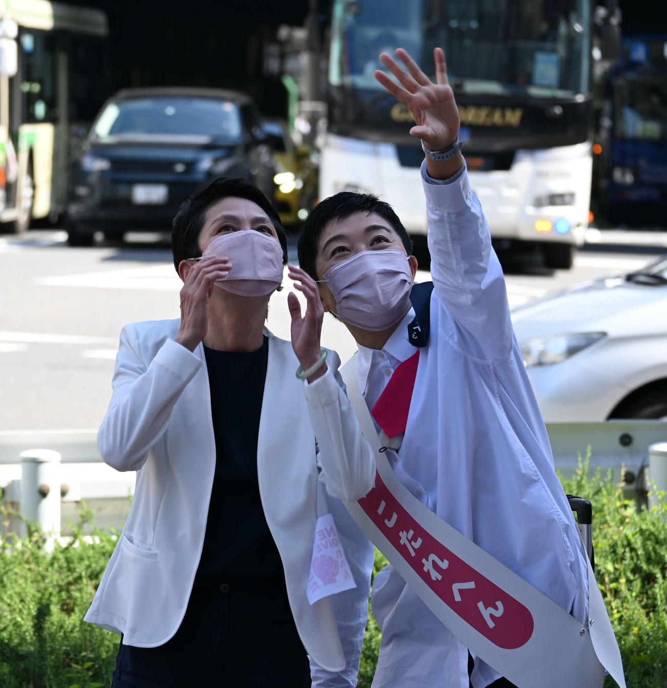 陸橋の支援者に手を振る辻元清美氏（右）、蓮舫氏（撮影・松浦隆司）
