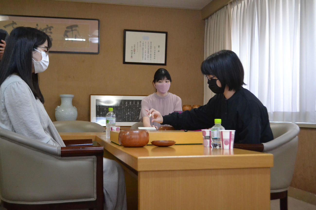 女流本因坊戦本戦1回戦で大森らん初段（左）と対戦する仲邑菫二段（右）
