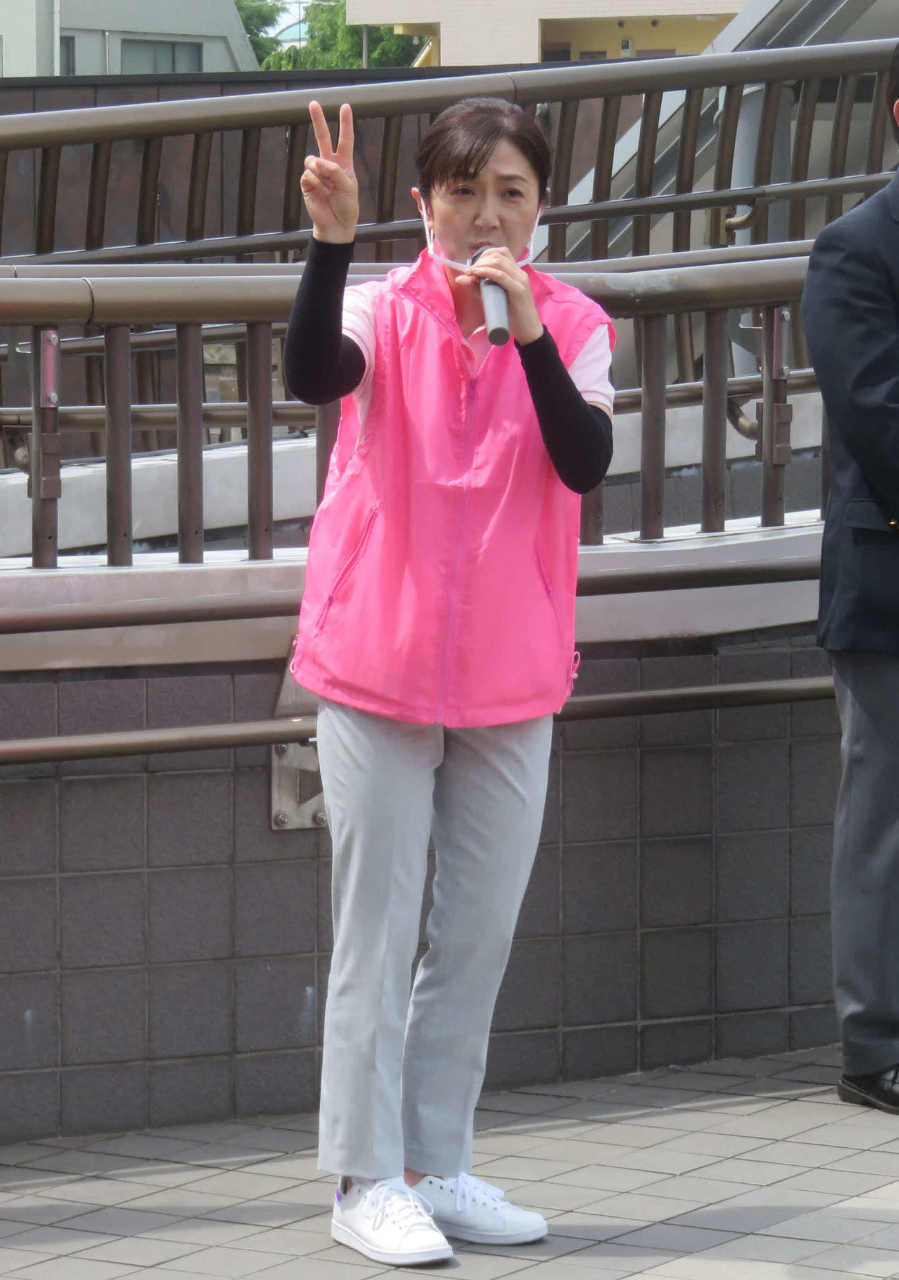 夏の参院選に自民党公認で立候補予定の生稲晃子氏が東京・JR三鷹駅前で街頭演説を行った（撮影・大上悟）
