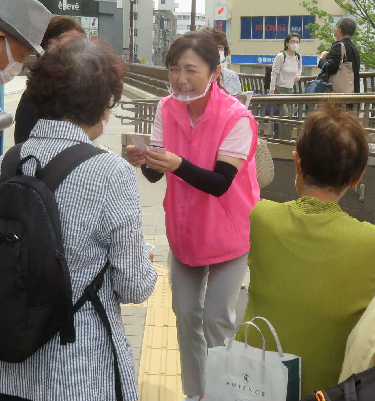 夏の参院選に自民党公認で立候補予定の生稲晃子氏が東京・JR三鷹駅前で聴衆にあいさつした（撮影・大上悟）