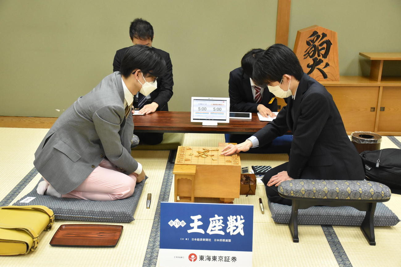 第70期王座戦挑戦者決定トーナメント1回戦に臨んだ大橋貴洸六段（左）と藤井聡太竜王（日本将棋連盟提供）