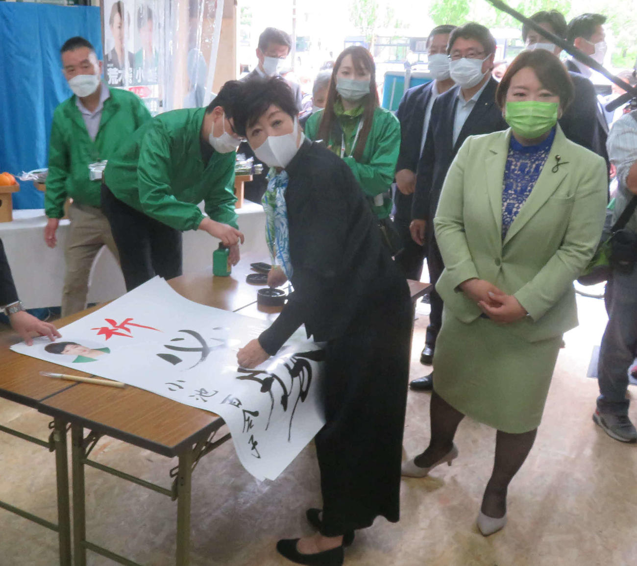 小池百合子都知事が荒木千陽氏（右）の為書きに毛筆で署名した（撮影・大上悟）