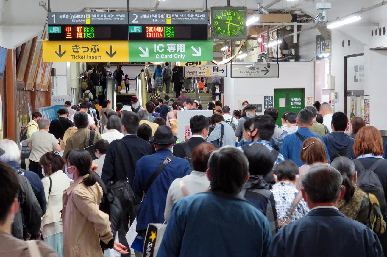 大相撲観戦の客で混雑するJR両国駅（撮影・鎌田直秀）