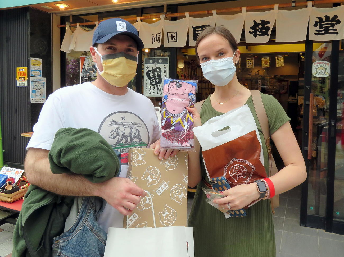 JR両国駅近くの土産物店で相撲タオルやお菓子を購入した米国人カップル（撮影・鎌田直秀）