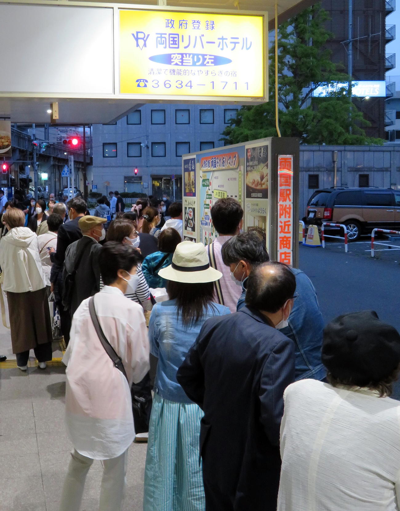 大相撲観戦の客で長蛇の列が出来たJR両国駅タクシー乗り場（撮影・鎌田直秀）