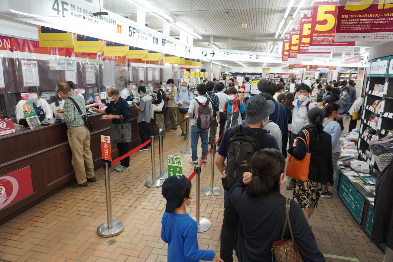 一時閉店する三省堂書店神保町本店の営業最終日には多くの客が訪れていた（撮影・沢田直人）