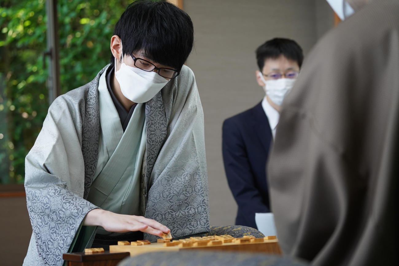 第80期名人戦7番勝負第3局2日目に臨んだ斎藤慎太郎八段（日本将棋連盟提供）