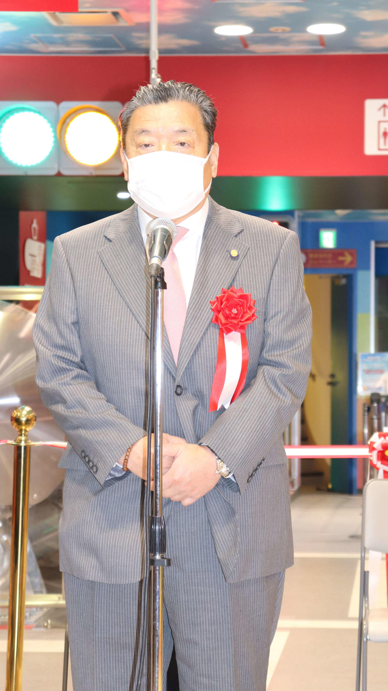 オープニンゲセレモニーであいさつする通天閣観光・西上雅章会長（撮影・竹本穂乃加）