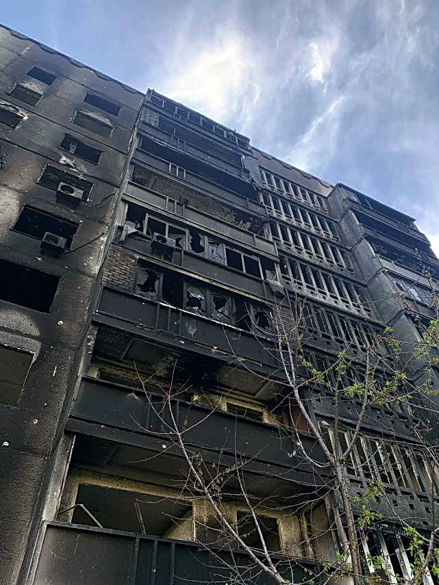 イゴールさんから送られてきた爆撃で黒焦げとなったとみられるビル（佐々木清志さん提供）