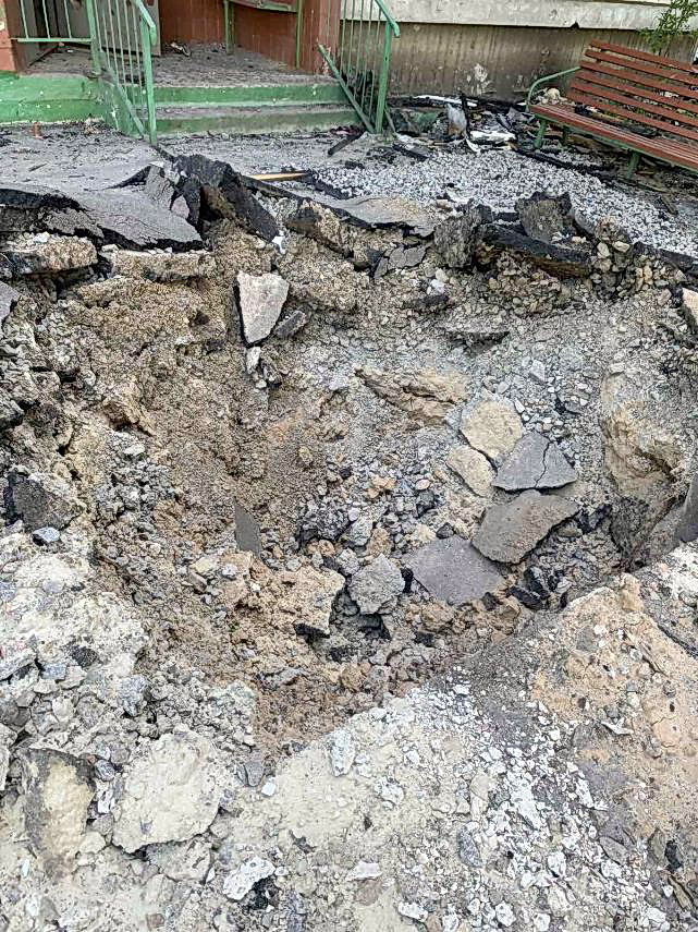 イゴールさんから送られてきた爆撃を受けたとみられる道路（佐々木清志さん提供）