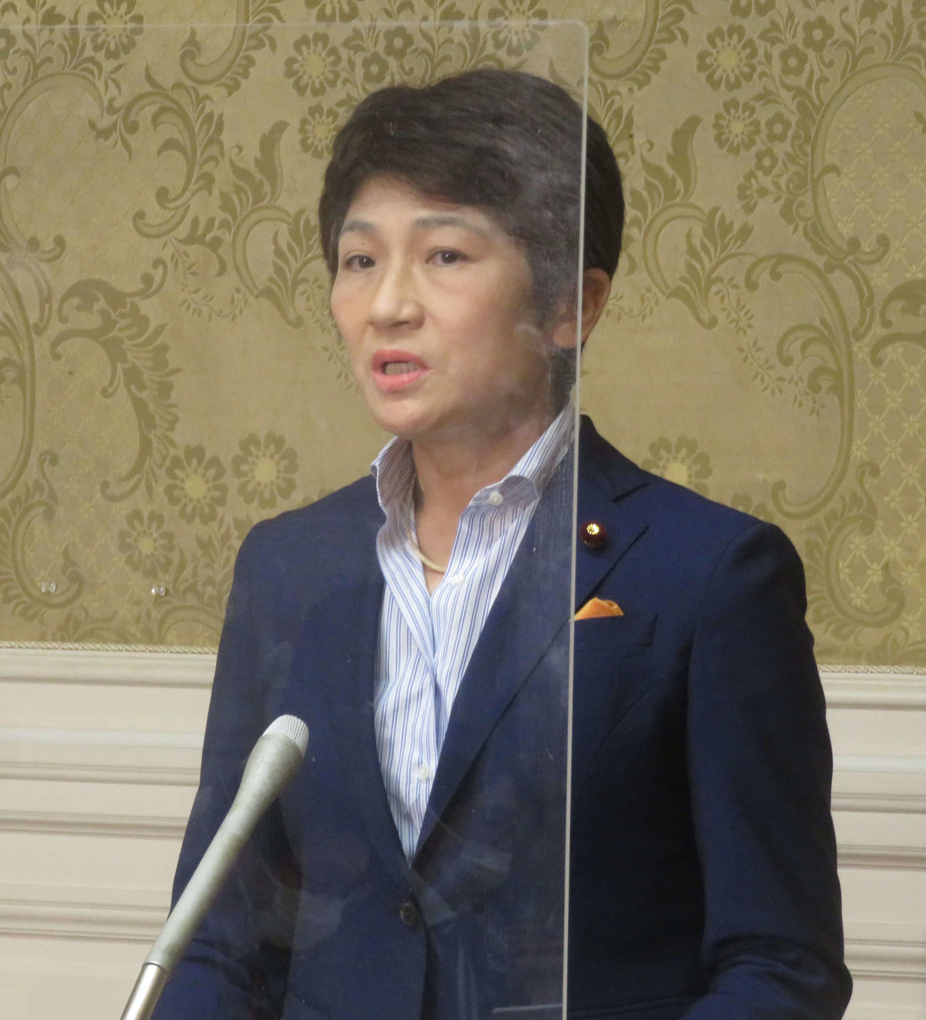 立憲民主党の西村智奈美幹事長が逮捕された元参院議員で立憲民主党岐阜県連の常任顧問山下八洲夫容疑者不正行為を謝罪した（撮影・大上悟）