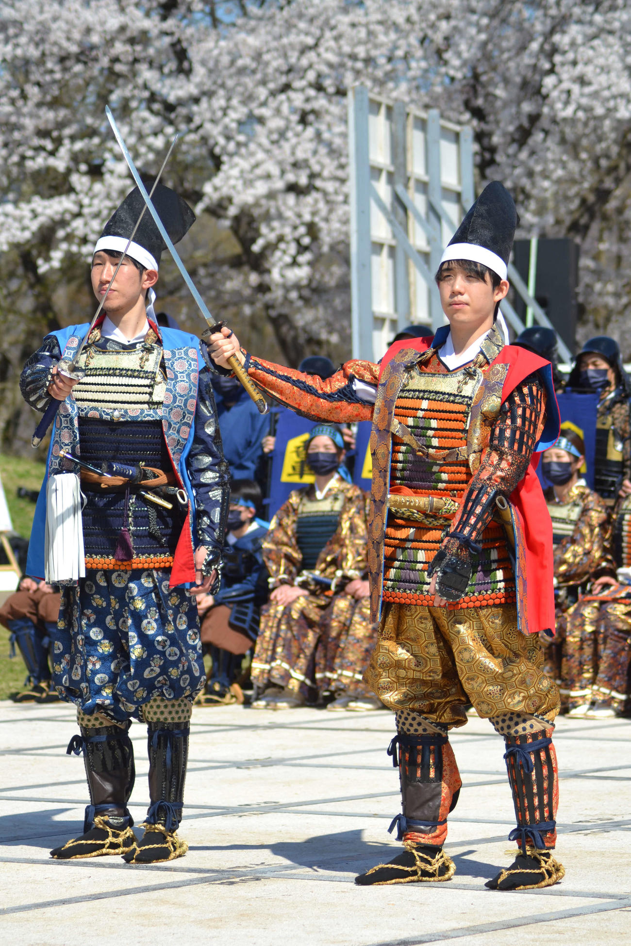 人間将棋に出演し、天童市初見参となった藤井聡太5冠（右）と対戦相手の佐々木大地六段