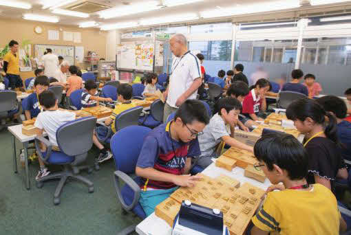 天童将棋交流室では「未来の名人」を目指す子どもたちが腕を磨く（天童市役所提供）