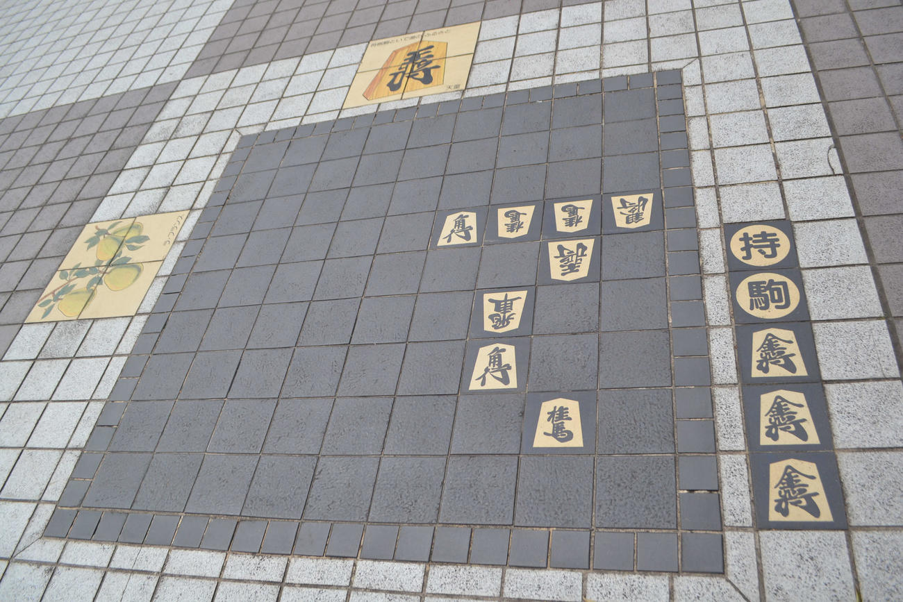 天童市内の至る所に将棋の駒がある