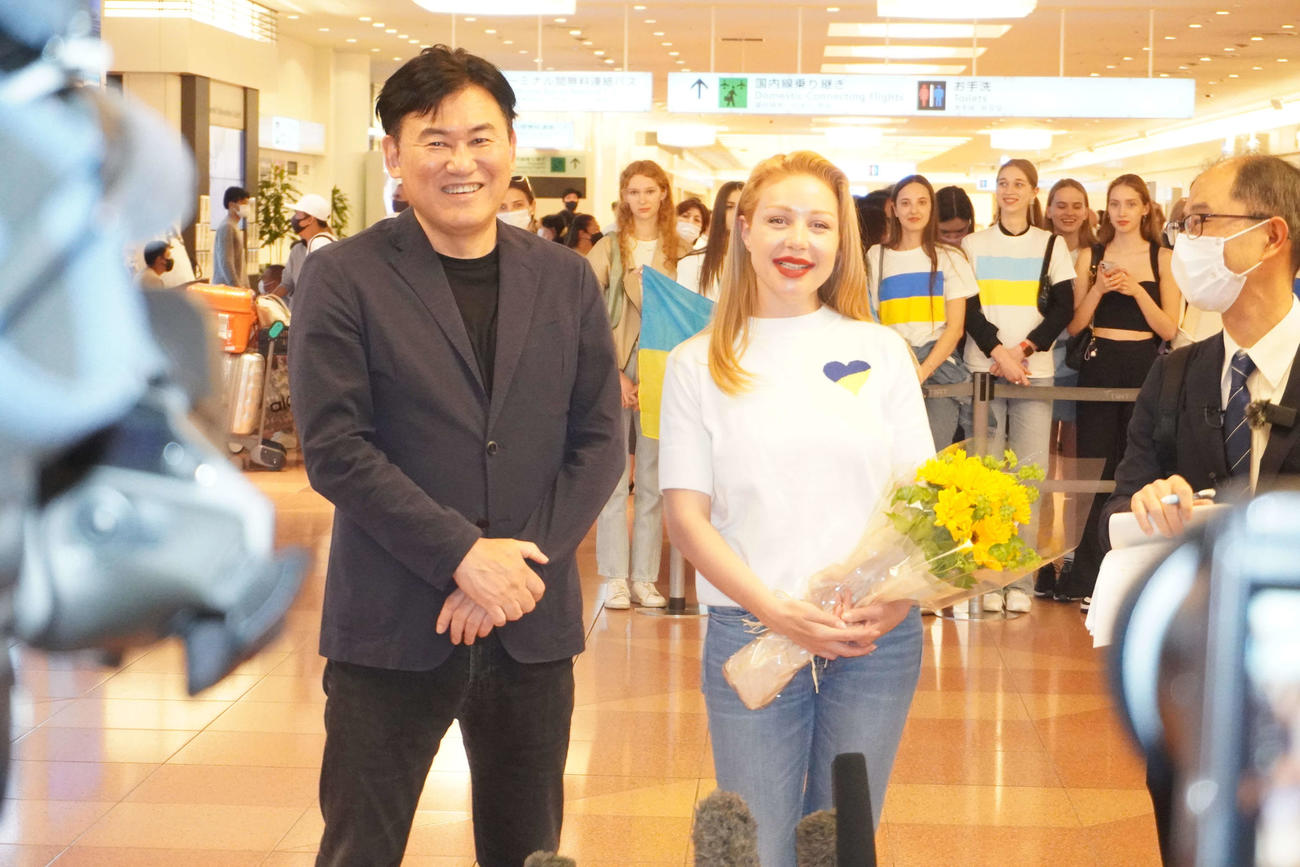 初来日したウクライナの国民的歌手チーナ・カーロリさん（右）。左は楽天グループ三木谷浩史会長兼社長（撮影・沢田直人）