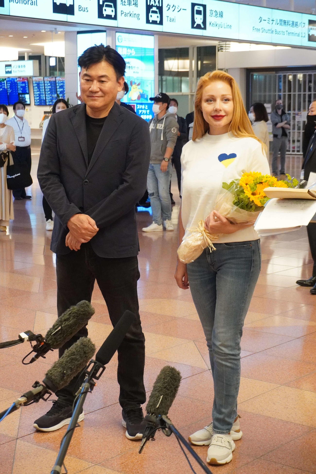初来日したウクライナの国民的歌手チーナ・カーロリさん（右）。左は楽天グループ三木谷浩史会長兼社長（撮影・沢田直人）