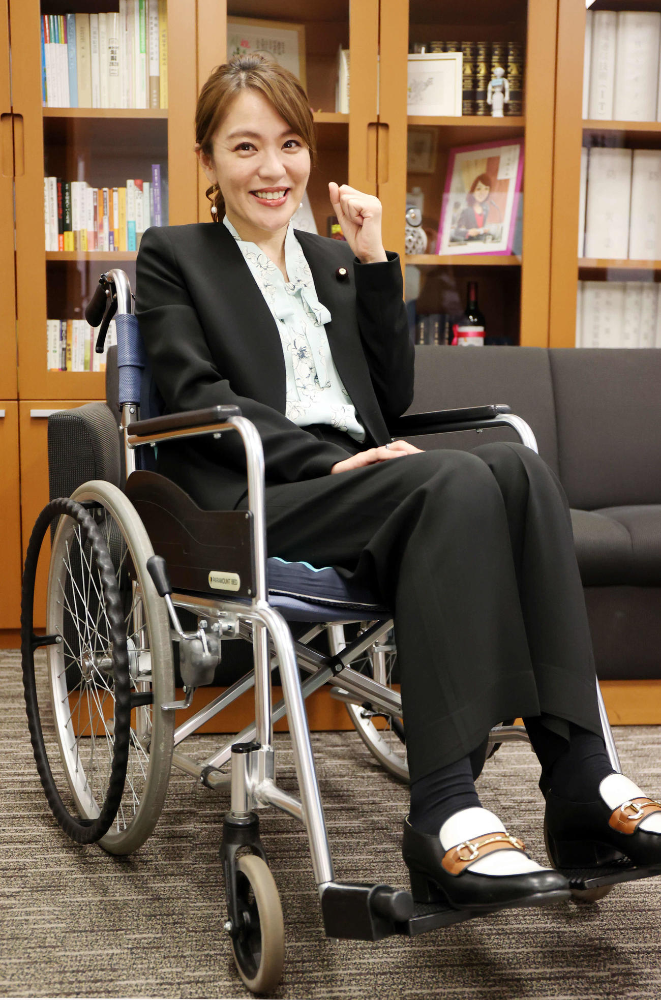 車椅子に座り、笑顔で気合を入れる今井絵理子参院議員（撮影・浅見桂子）
