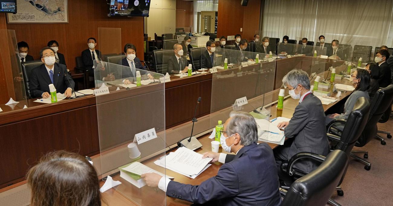 国交省で開かれた、小型旅客船の安全確保を議論する有識者委員会の初会合（共同）