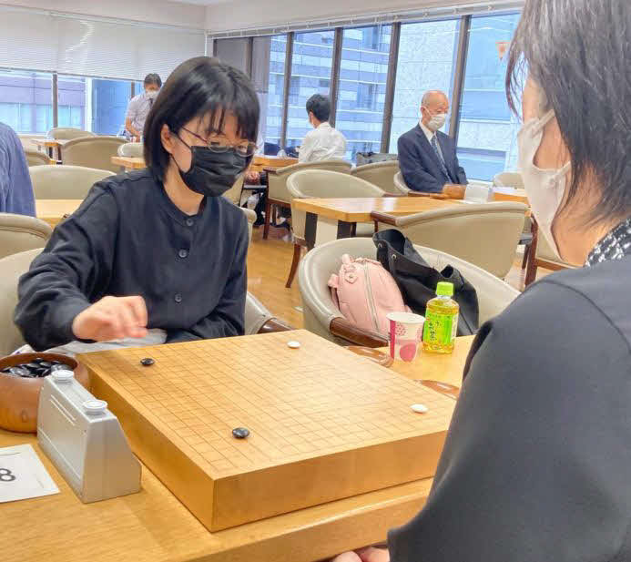 高雄茉莉初段を下して本戦初戦を突破した仲邑菫二段（日本棋院提供）