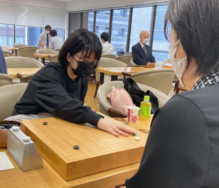 高雄茉莉初段を下して本戦初戦を突破した仲邑菫二段（日本棋院提供）