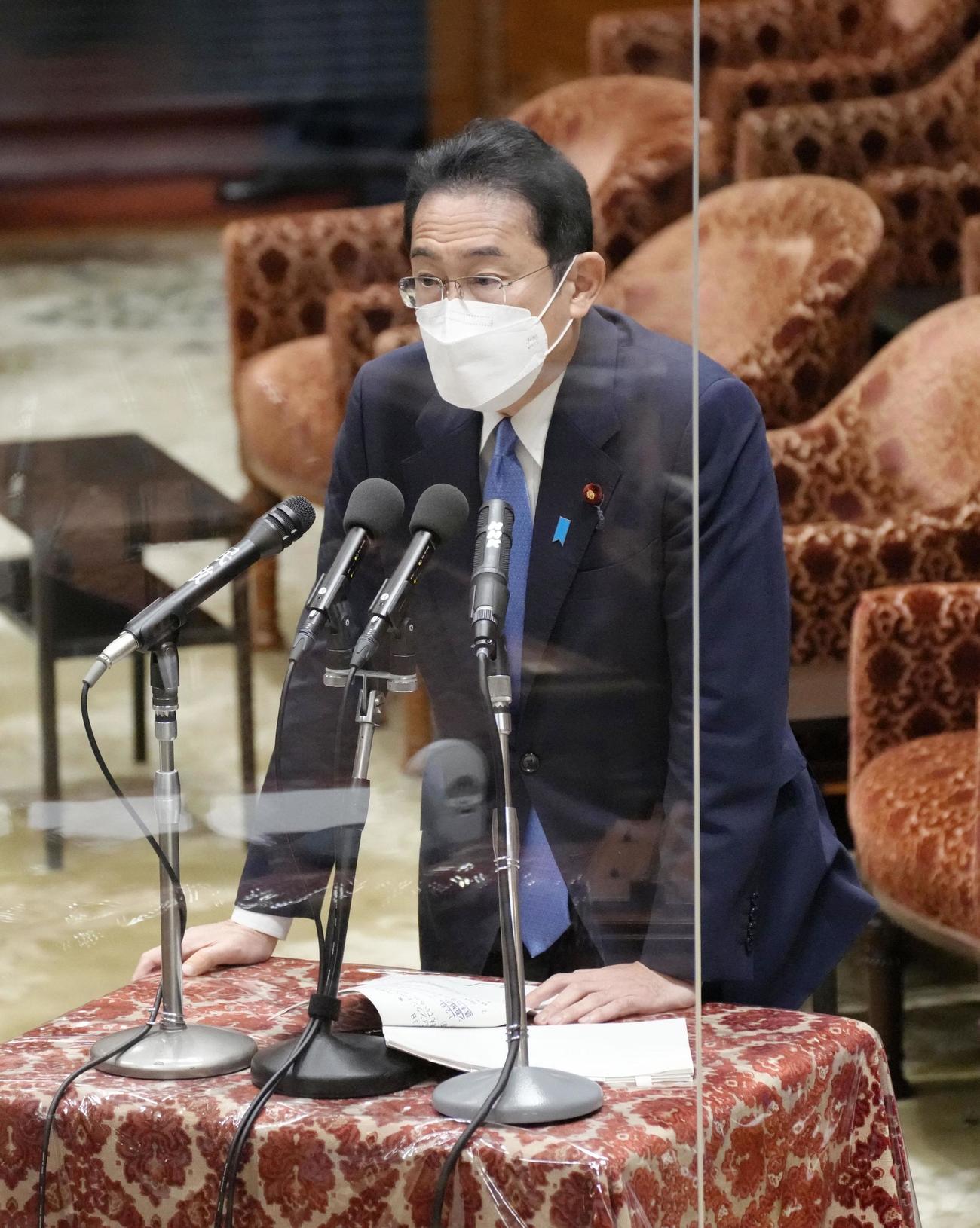 衆院内閣委で答弁する岸田首相（共同）