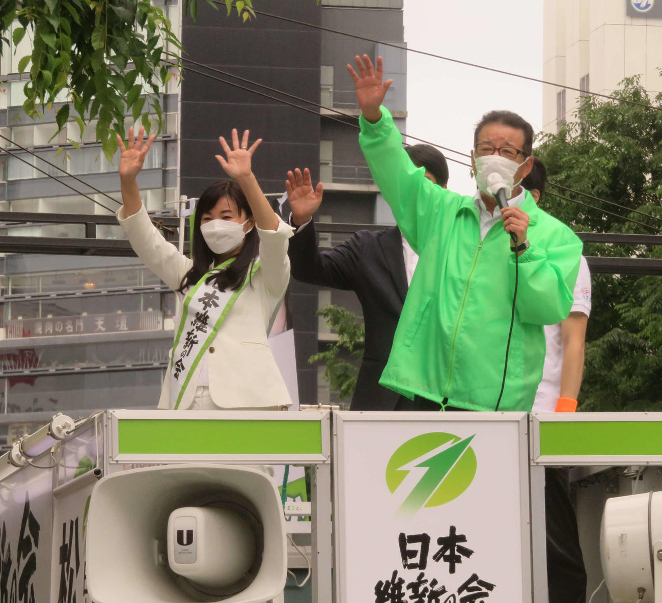 日本維新の会の松井一郎代表（右）が東京・銀座で街頭演説を行った。左は夏の参院選で立候補予定の海老沢由紀氏（撮影・大上悟）
