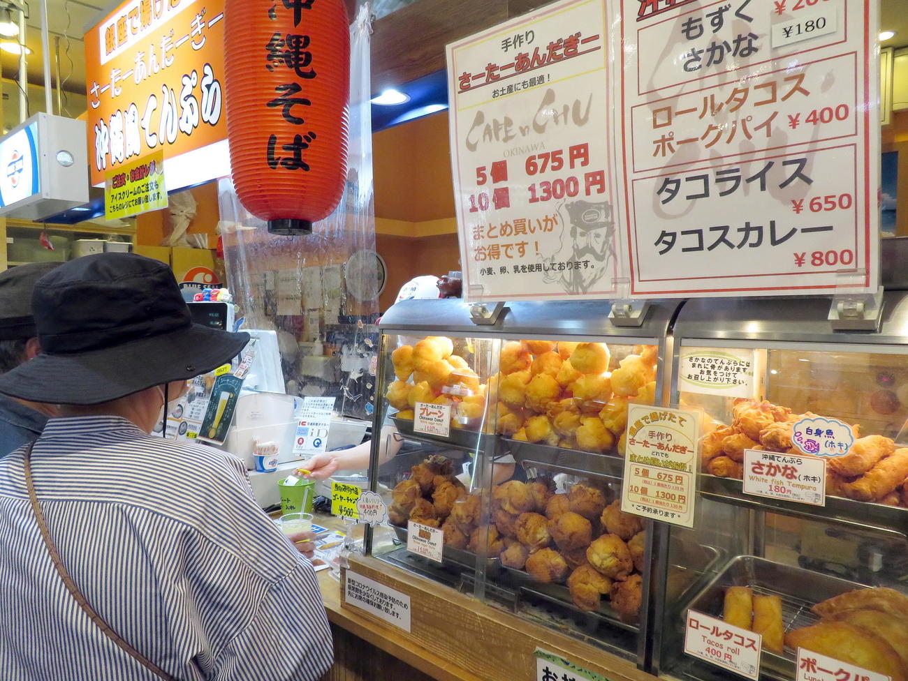 多くの客で賑わう「銀座わしたショップ本店」のサーターアンダギーなどの食品売り場（撮影・鎌田直秀）