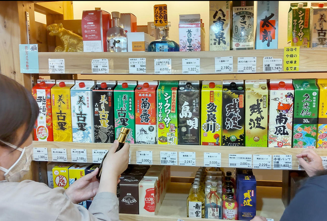 「銀座わしたショップ本店」で泡盛などを選ぶ女性客（撮影・鎌田直秀）