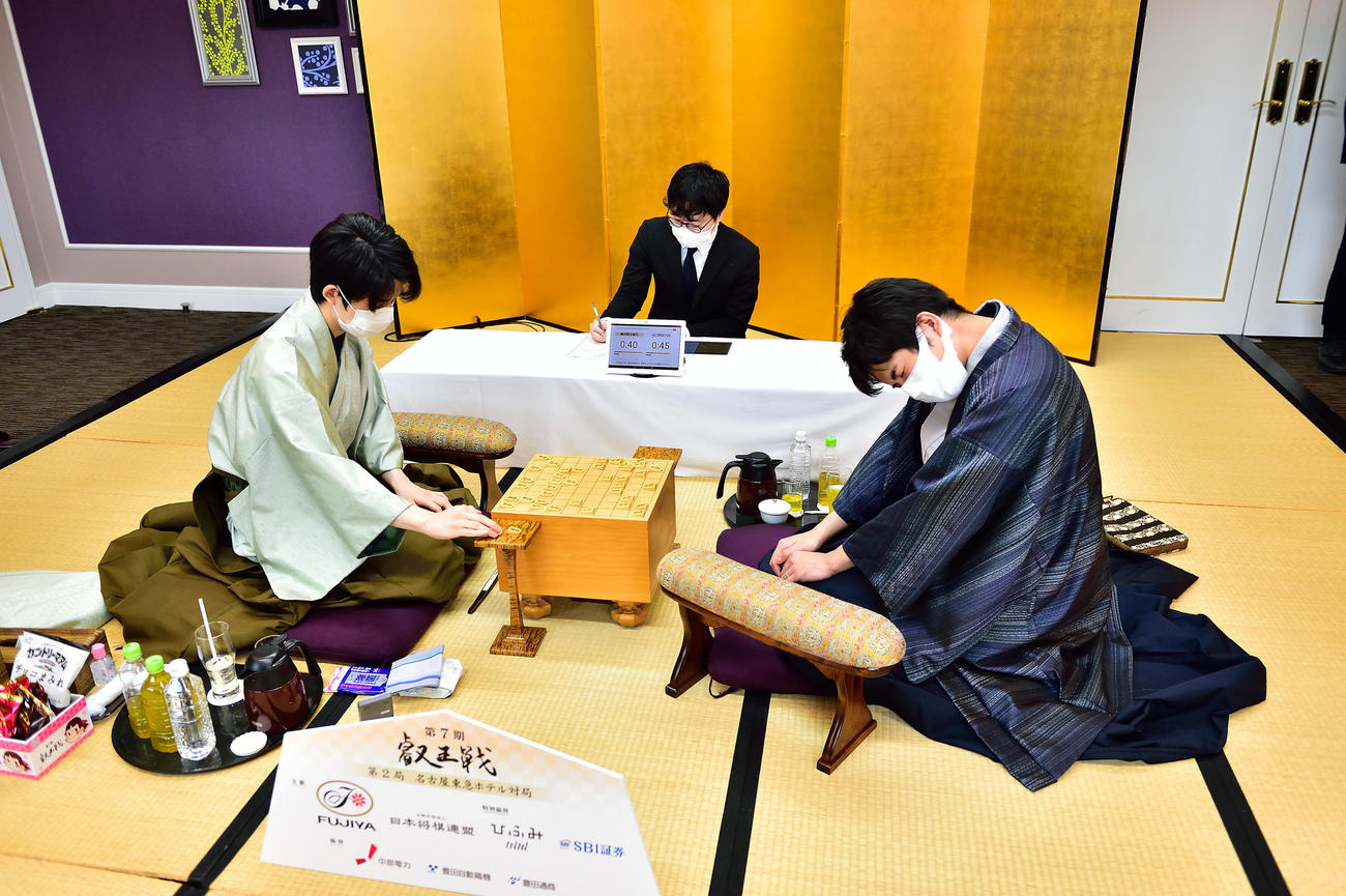 第7期叡王戦5番勝負第2局は千日手が成立し、指し直し局に臨む藤井聡太叡王（左）と出口若武六段（日本将棋連盟提供）