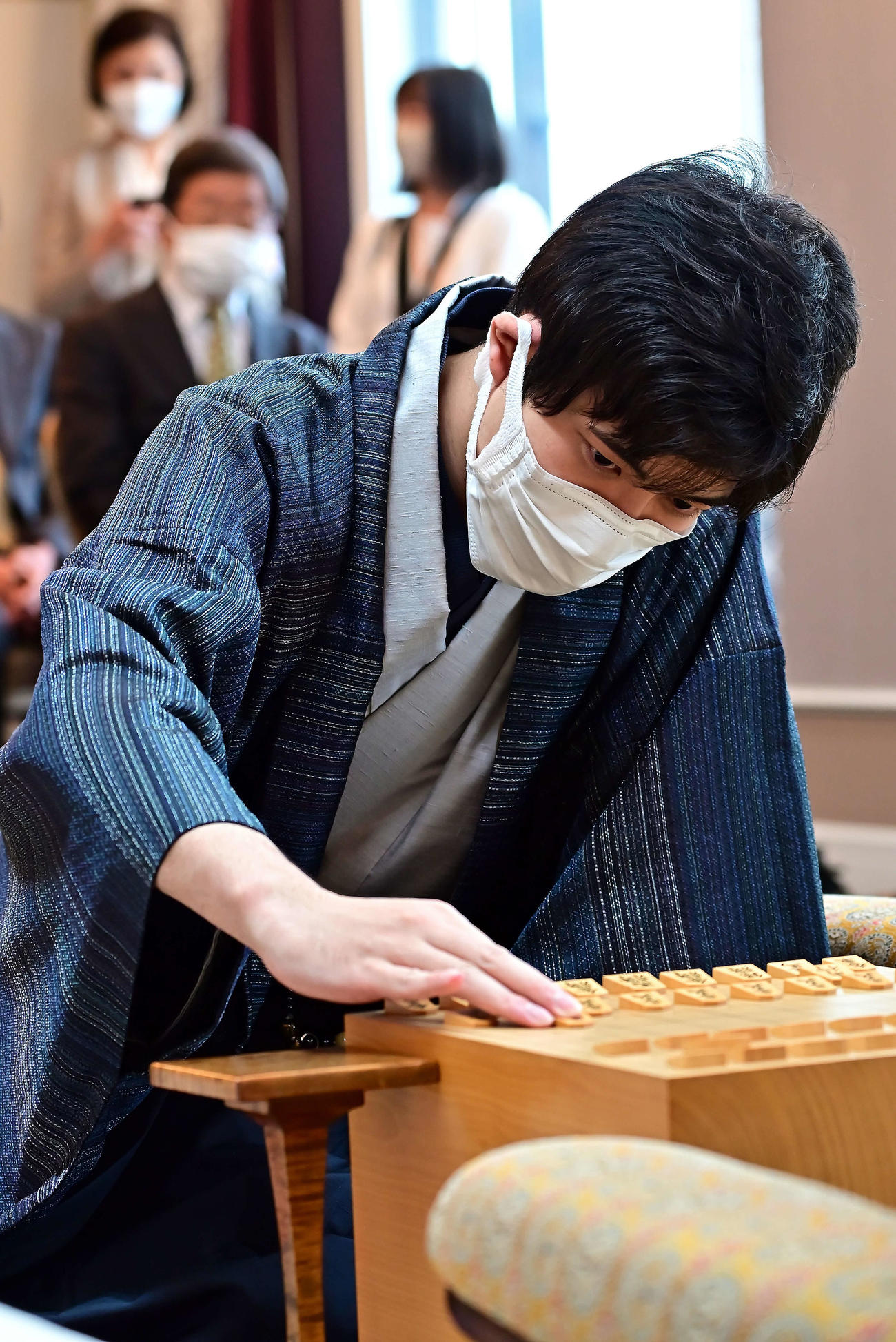 千日手が成立し、指し直し局に臨んだ出口若武六段（日本将棋連盟提供）