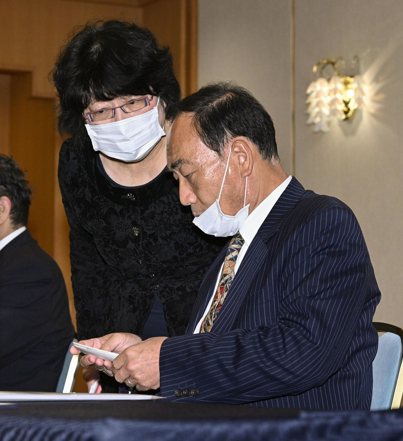 記者会見に臨む、（手前から）「森友学園」理事長の籠池泰典被告と妻諄子被告（共同）