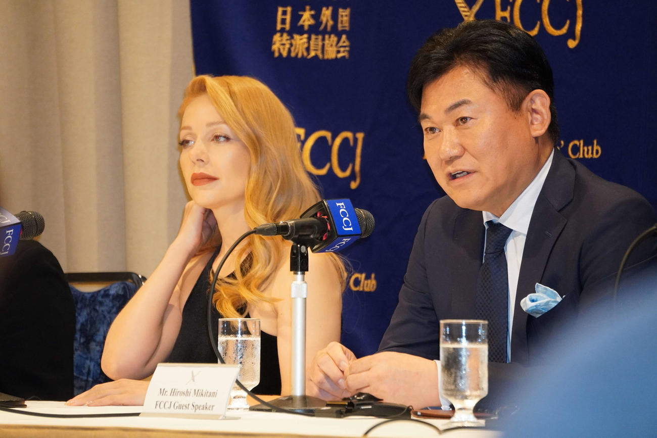 日本外国特派員協会で会見を行ったチーナ・カーロリさん（左）と同席した楽天グループの三木谷浩史会長兼社長（撮影・沢田直人）