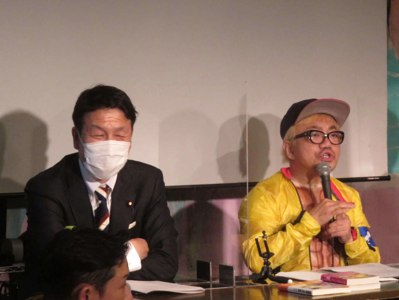 トークイベントに参加した水道橋博士（右）と米山竜一衆院議員（撮影・大上悟）