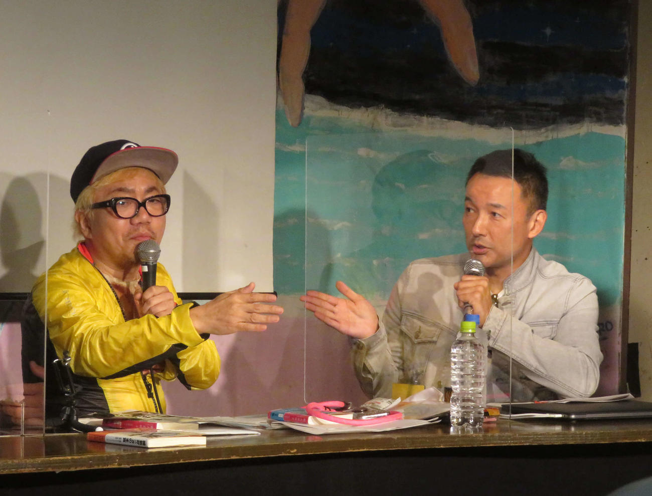 トークイベントに参加する水道橋博士（左）とれいわ新選組の山本太郎代表（撮影・大上悟）