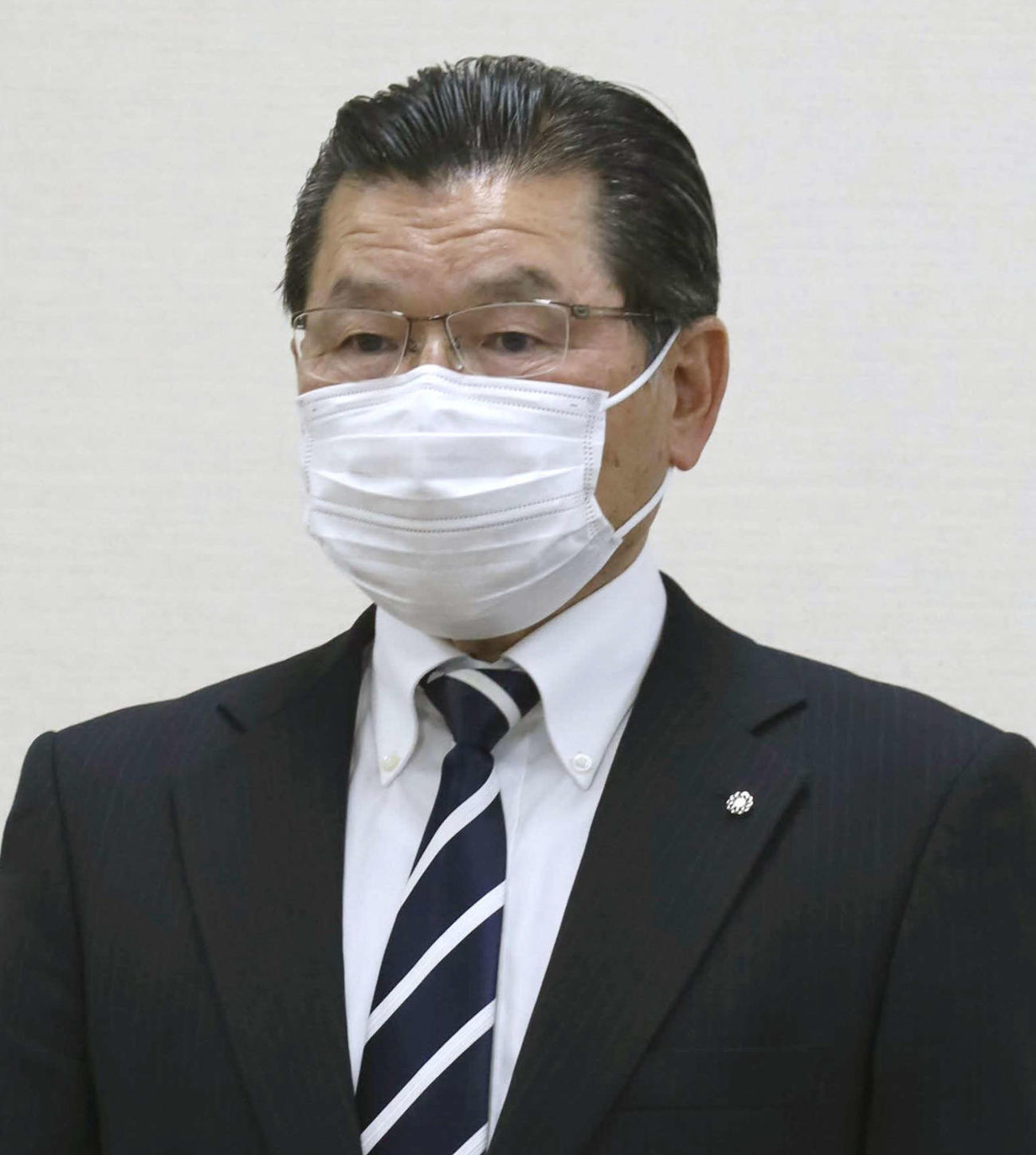 山口県阿武町役場で記者団の取材に応じる花田憲彦町長（共同）