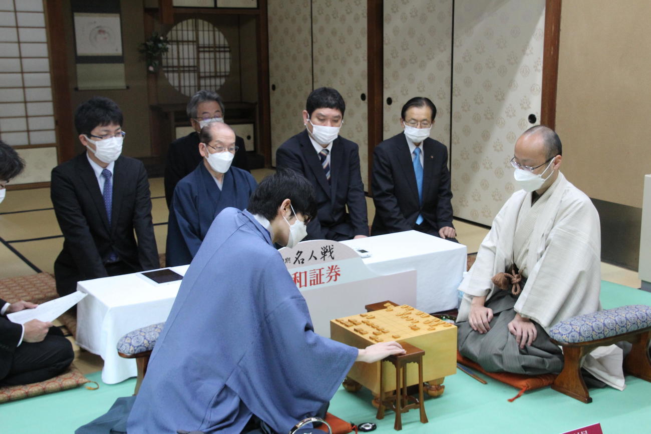第80期名人戦7番勝負第4局2日目に臨んだ渡辺明名人（右）、斎藤慎太郎八段（日本将棋連盟提供）