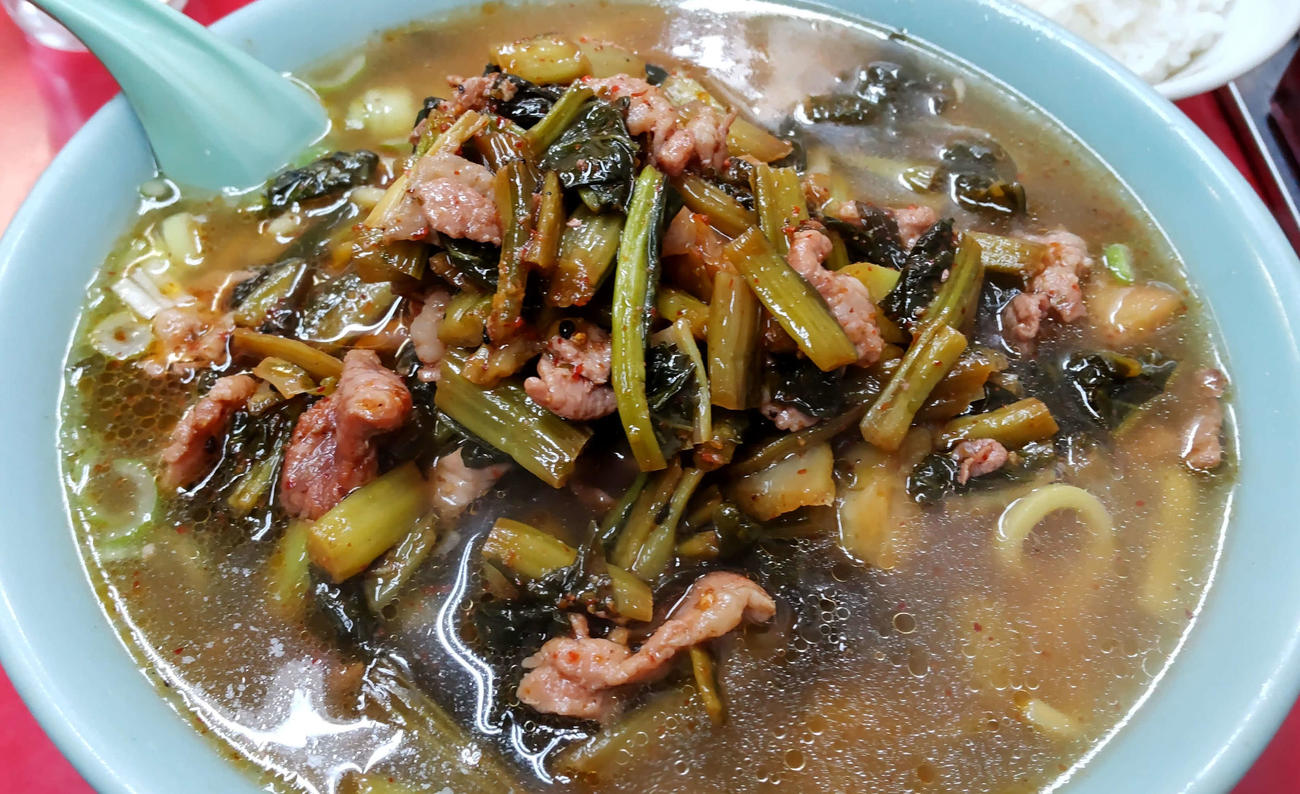 やよい麺。豚肉と野沢菜をピリ辛に炒めた具がどっさり乗っている