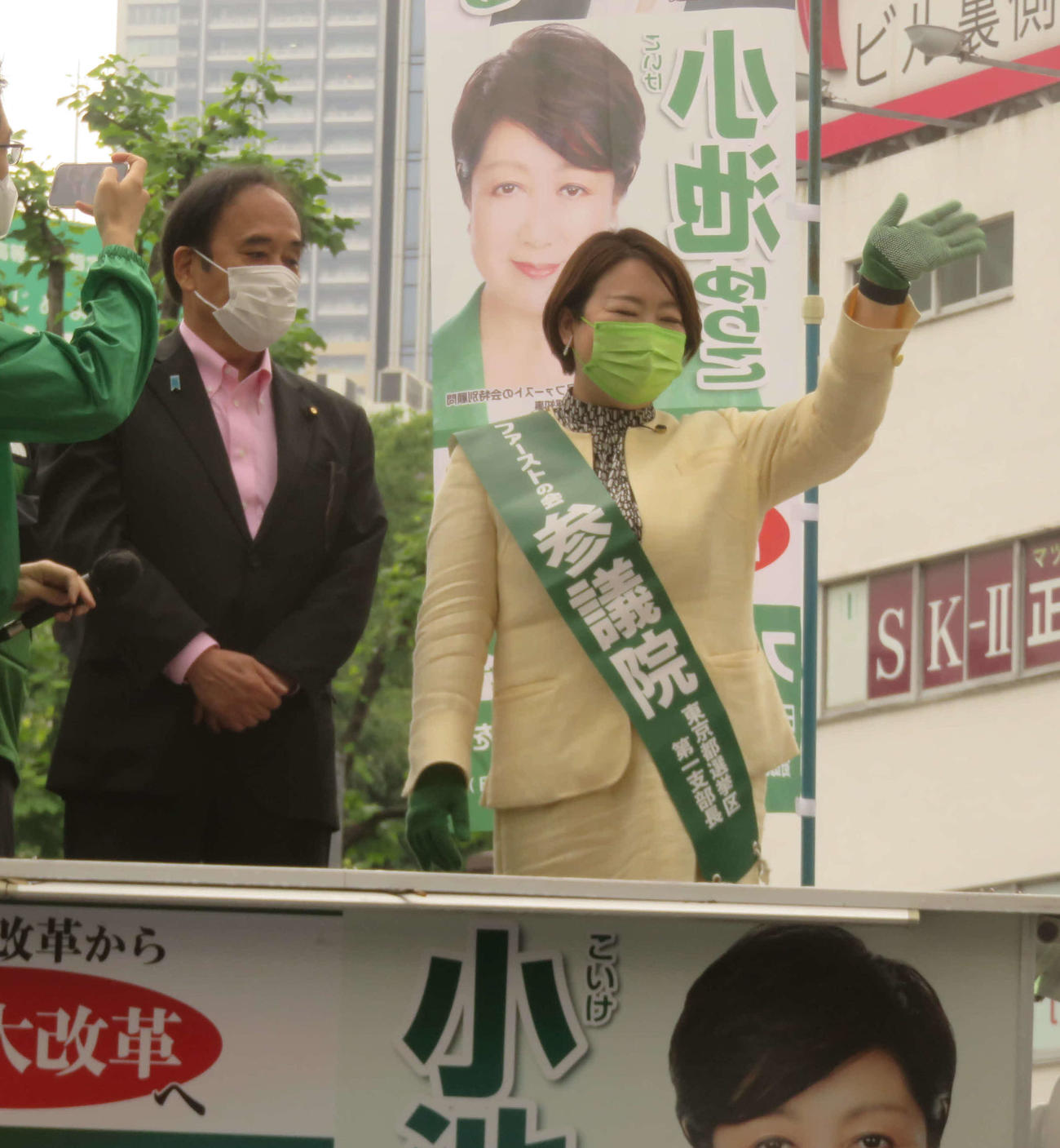 夏の参院選東京選挙区に立候補予定の荒木千陽ファーストの会代表（右）が上田清司参院議員と街頭でマイクを握った（撮影・大上悟）