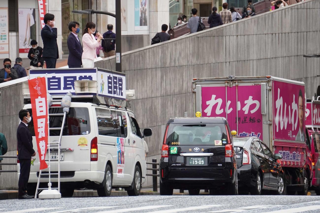 れいわ新選組の山本太郎代表の街宣車近くで演説をする自民党公認で出馬予定の生稲晃子氏（撮影・沢田直人）