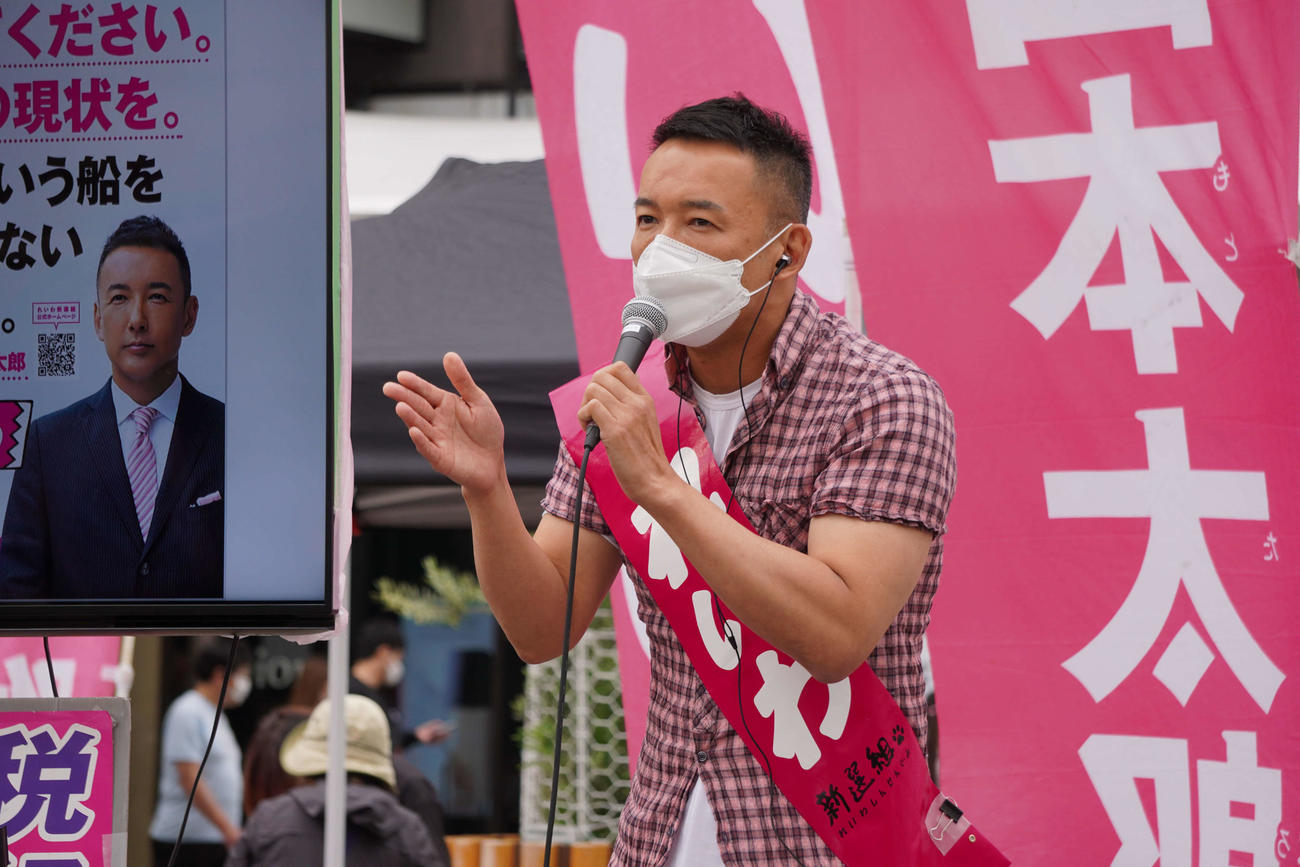 街頭演説をするれいわ新選組の山本太郎代表（撮影・沢田直人）