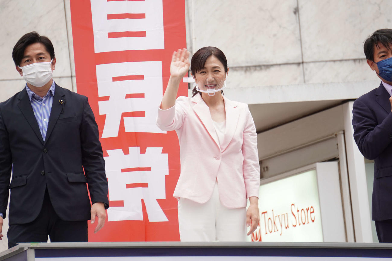 街頭演説で笑顔で手を振る生稲晃子氏（撮影・沢田直人）