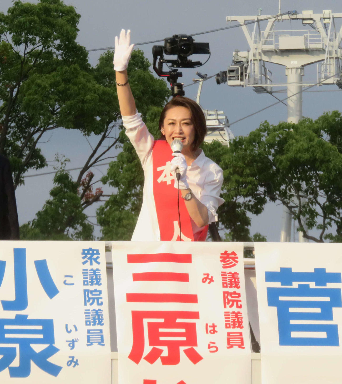 参院選神奈川選挙区に立候補予定の三原じゅん子氏が街頭演説でマイクを握った（撮影・大上悟）