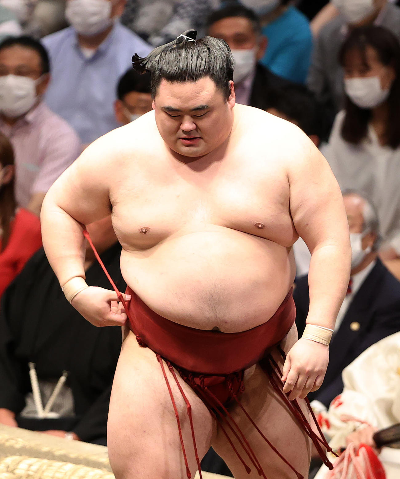 佐田の海にすくい投げで敗れた隆の勝（撮影・鈴木正人）
