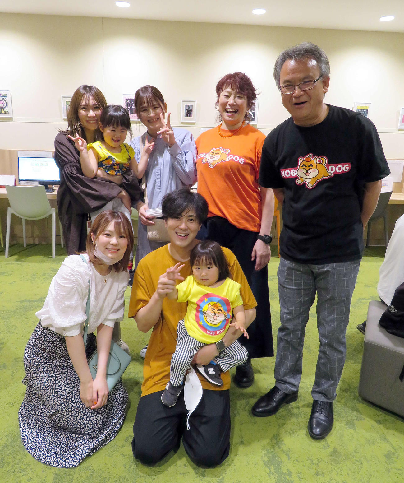 パブリックビューイングに集まって声援を送った隆の勝の家族。前列左から三女花奈さん、長男貴大さん、貴大さん長男登賀くん、後列左から貴大さん妻愛里さん、貴大さん長女愛波ちゃん、次女里佳さん、母雅代さん、父俊哉さん（撮影・鎌田直秀）