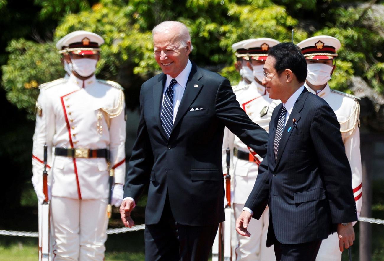 日米首脳会談を前に歓迎式典に臨む、岸田首相（右）とバイデン米大統領（ロイター＝共同）