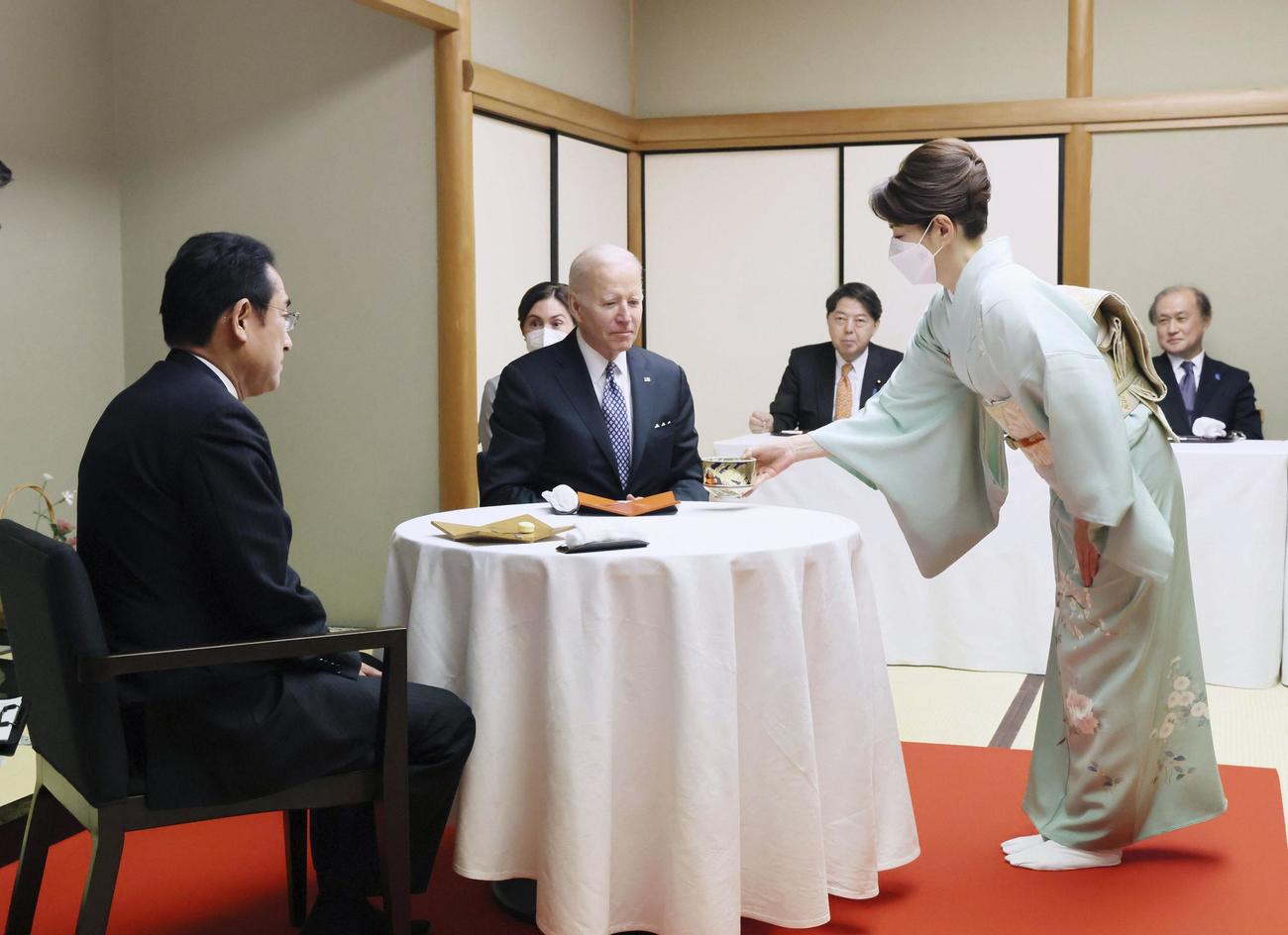 バイデン米大統領（中央）を茶道のお点前でもてなす岸田首相と裕子夫人＝23日夕、東京都港区の八芳園（内閣広報室提供）